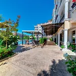 Avenue Deluxe Hotel