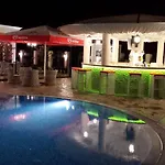 Avenue Deluxe