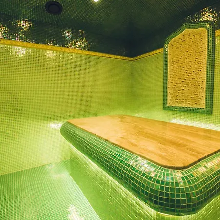 Avenue Deluxe Hotel