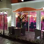 Avenue Deluxe ساني بيتش